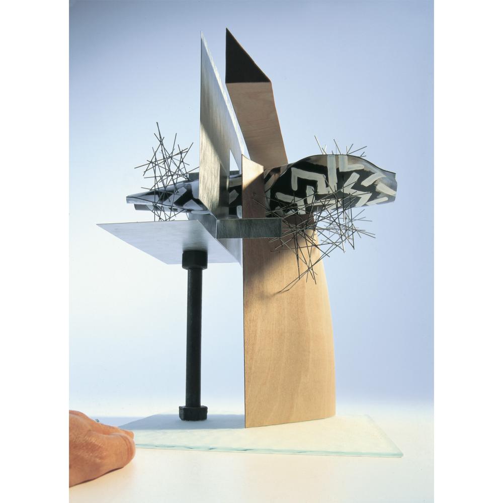 ÉPHÉMÈRE À L’IMAGE DE CES INSECTES GLISSANT SUR LA SURFACE DE L’EAU, FASCINÉS PAR LE DÉSIR DE NE LAISSER AUCUN SILLON, CES CATAMARANS ET TRIMARANS SUR FOILS ÉTAIENT CONFRONTÉS ILY A UNE QUINZAINE D’ANNÉES À DEUX PROBLÉMATIQUES : COMMENT REMONTER AU VENT LORSQUE LAVITESSE DU BATEAU EST SUPÉRIEURE AUVENT RÉEL ET COMMENT INTÉGRER LE RISQUE D’ENFOURNEMENT ? EN INCLINANT LES FLOTTEURS ET FOILS « AU VENT » CEUX-CI GÉNÈRENT UNE DÉRIVE POSITIVE.